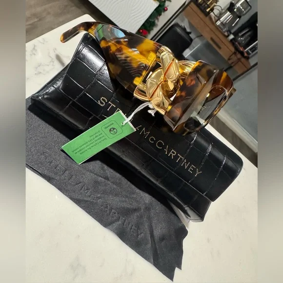 SALE🫶Stella McCartney Tortoise Sunglasses with Gold Detail - Picture 15 of 16